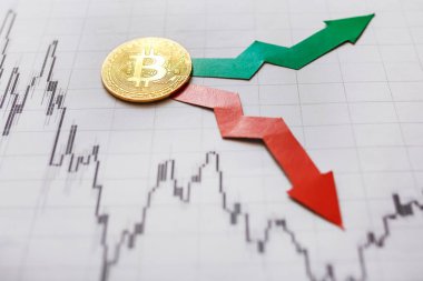 dalgalanmalar ve sanal para bitcoin Döviz kurları tahmini. Altın Bitcoin merdiven kağıt forex grafik arka plan üzerinde kırmızı ve yeşil oklarla. Cryptocurrency kavramı.