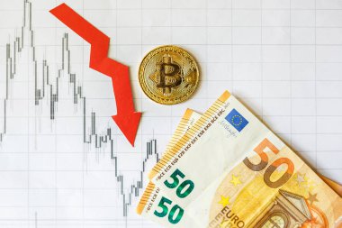 Amortisman sanal para bitcoin. Kırmızı ok ve euro faturalarında ve kağıt forex grafik dizin arka plan üzerinde. Cryptocurrency amortisman kavramı.