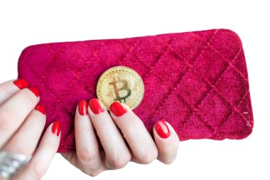 pembe kadın kumaş çanta üzerinde sanal para altın bitcoin. Beyaz arka plan üzerinde izole bir sikke üzerinde kırmızı tırnaklar parmak
