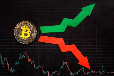 dalgalanmalar ve sanal para bitcoin Döviz kurları tahmini. Altın Bitcoin merdiven siyah kağıt forex üzerinde kırmızı ve yeşil oklarla arka plan grafik. Cryptocurrency kavramı.