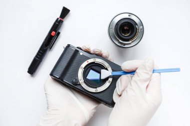 Aynasızlar dijital Aps-C kamera kirli matris sensör temizleme ve bakım bez, photocamera beyaz arka plan üzerinde temizlik fotoğrafçı ile yakın çekim