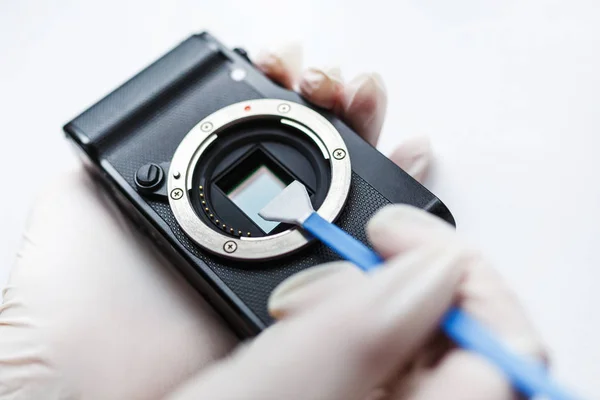클로즈업 Mirrorless 디지털 Aps의 더러운 카메라 매트릭스 배경에 Photocamera 작가와 — 스톡 사진