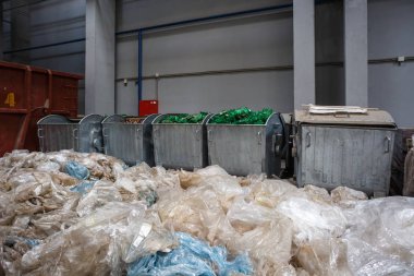 Kapları ile kullanılan şişe ve plastik balya çöp arıtma işleme tesisi atık. Separatee ve depolama daha fazla bertarafı için çöp geri dönüşüm, sıralama çöp kutusu. 