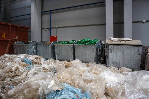 Containrar Med Begagnade Flaskor Och Plast Balar Skräp Avfall Behandling — Stockfoto