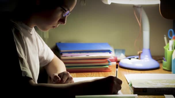 Школяр Підліток Окулярах Вчиться Робити Домашнє Завдання Хлопчик Сидить Столом — стокове відео