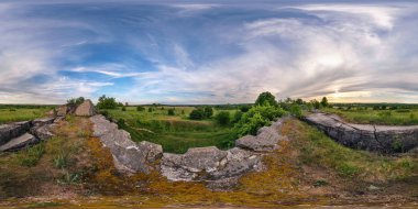tam 360 derecelik küresel eşit uzaklıkta projeksiyon equirectangular seamless panorama. Panorama batımında Birinci Dünya Savaşı terk edilmiş kale yakınında. Sanal gerçeklik içeriği için arka plan