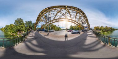 Wroclaw, Polonya - Ekim 2018: Tam küresel 360 derece görünümü panorama büyük köprü inşaatı çelik çerçeve yakınındaki equirectangular projeksiyon nehrin karşısındaki açı. VR Ar içeriği