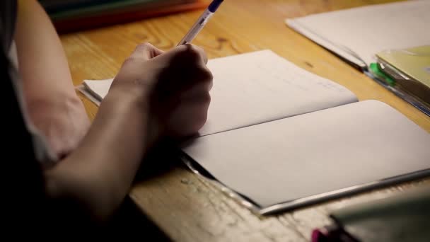 Adolescente Escolar Que Estudia Haciendo Tarea Niño Sentado Mesa Escribiendo — Vídeos de Stock