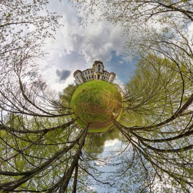 Küçük gezegen. Tatil güzel bulutlar ile güzel bir gün evde yakınındaki ormanda küresel havadan görünümü