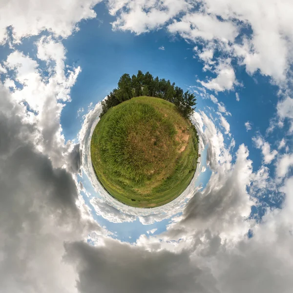 Маленька Планета Сферичний Вид Поле Прекрасний День Гарними Хмарами — стокове фото