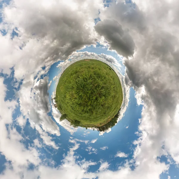 Pequeño Planeta Vista Esférica Campo Hermoso Día Con Bonitas Nubes — Foto de Stock