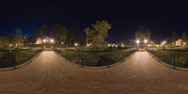 Tam küresel 360 tarafından 180 derece seamless panorama equirectangular eşit uzaklıkta projeksiyon, gece park Panoraması 