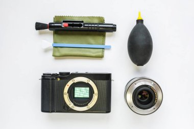 Dijital Aps-C kamera kirli matris sensör üzerinde Temizleme için profesyonel araçlar arka plan beyaz