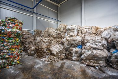 Plastik mamullerin depo polietilen balya modern atık tehlikeli işleme tesisi üzerinde basılı. Ayrı çöp toplama. Geri dönüşüm ve atık daha fazla bertarafı için depolama. 
