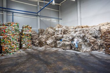 Plastik mamullerin depo polietilen balya modern atık tehlikeli işleme tesisi üzerinde basılı. Ayrı çöp toplama. Geri dönüşüm ve atık daha fazla bertarafı için depolama. 