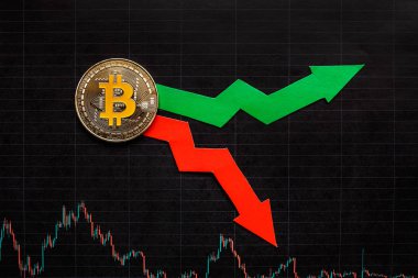 dalgalanmalar ve sanal para bitcoin Döviz kurları tahmini. Altın Bitcoin merdiven siyah kağıt forex üzerinde kırmızı ve yeşil oklarla arka plan grafik. Cryptocurrency kavramı.