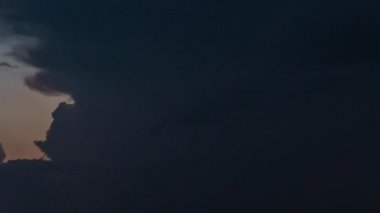 Kabarık kıvırcık haddeleme bulutlar yıldırım ile akşam zaman atlamalı klip