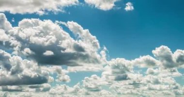 Zaman atlamalı küçük beyaz gri kabarık kıvırcık haddeleme bulutlar