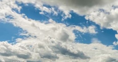 Kabarık kıvırcık haddeleme bulutlar akşam zaman atlamalı klip