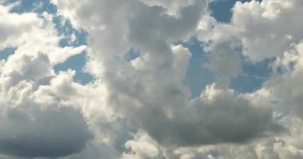 Time lapse clip de nuages ondulés bouclés du soir 