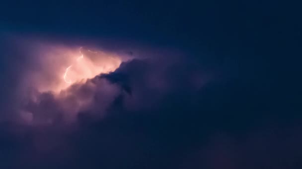 Clipe Lapso Tempo Nuvens Rolamento Cacheados Fofos Noite Com Relâmpago — Vídeo de Stock