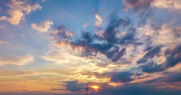 Zeitraffer Clip Des Abends Flauschige Lockige Rollende Wolken Mit Sonnenuntergang — Stockvideo