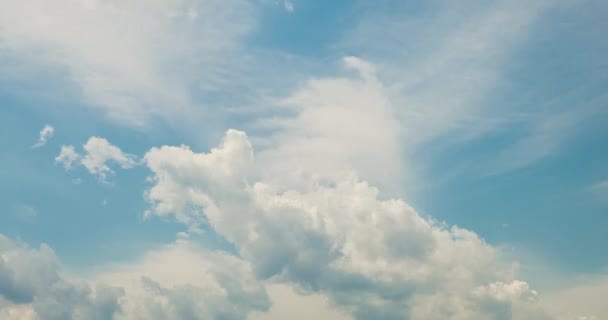 Zeitraffer Clip Von Weißgrauen Flauschigen Lockigen Wolken — Stockvideo