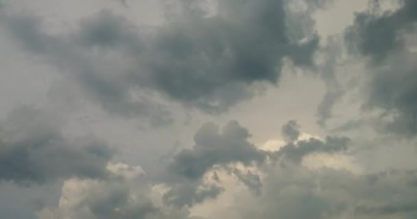 Tijd Lapse Clip Van Grijze Pluizig Krullend Rollende Wolken Voor — Stockvideo