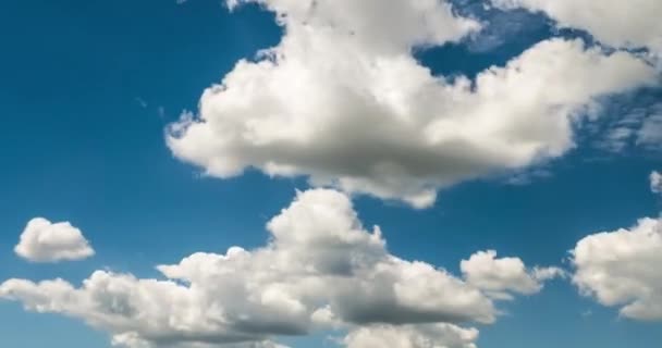 傍晚蓬松卷曲的云的延时剪辑 — 图库视频影像