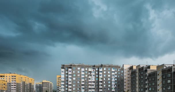 Clip Lapso Tiempo Nubes Onduladas Blancas Sobre Fondo Edificios Apartamentos — Vídeo de stock