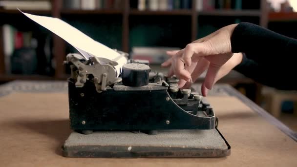 Unsuccessful Attempt Type Old Vintage Dust Covered Typewriter — Stock Video