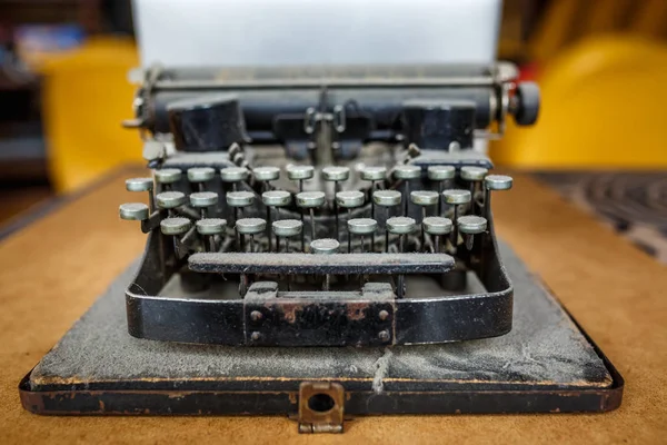 Velha Máquina Escrever Coberta Poeira Vintage Com Folha Papel Branco — Fotografia de Stock