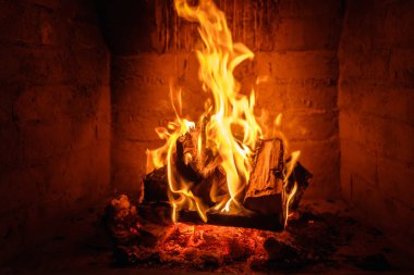 Şömine arka planda alevler ateş