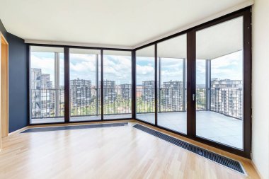 Modern beyaz boş loft daire iç, oturma odası hall, ace panorama, metropol şehir manzaralı  