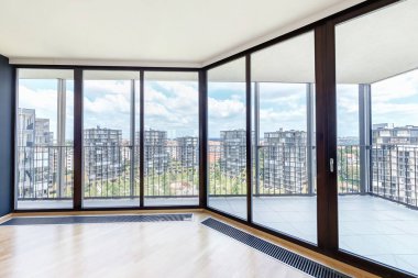 Modern beyaz boş loft daire iç, oturma odası hall, ace panorama, metropol şehir manzaralı  