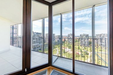 Modern beyaz boş loft daire iç, oturma odası hall, ace panorama, metropol şehir manzaralı  