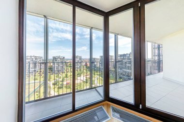 Modern beyaz boş loft daire iç, oturma odası hall, ace panorama, metropol şehir manzaralı  