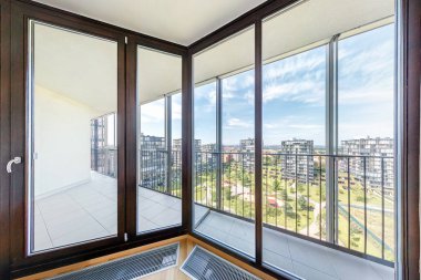 Modern beyaz boş loft daire iç, oturma odası hall, ace panorama, metropol şehir manzaralı  