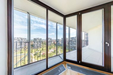 Modern beyaz boş loft daire iç, oturma odası hall, ace panorama, metropol şehir manzaralı  