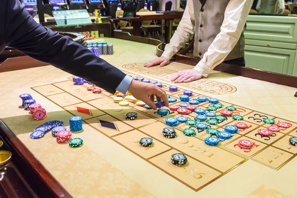 游戏桌上的赌博筹码轮盘赌 — 图库照片