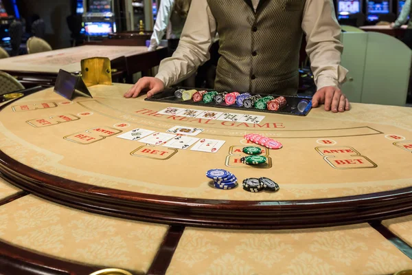 ゲーム テーブル ルーレット ギャンブルのチップ — ストック写真