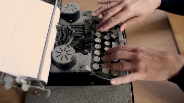 Bir Eski Vintage Toz Kaplı Daktiloda Yazmak Için Başarısız Girişimi — Stok video