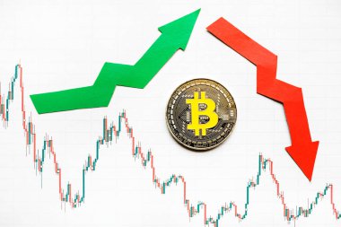 Amortisman sanal para bitcoin. Yeşil kırmızı ok, gümüş bitcoin ve euro kağıt forex grafik dizin arka plan üzerinde inmek. Cryptocurrency amortisman kavramı.