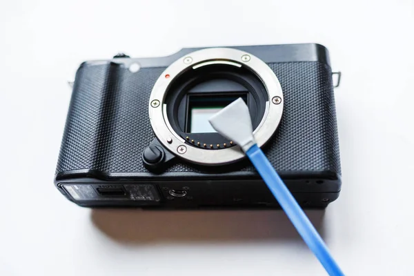 Close Limpeza Manutenção Digital Sem Espelho Sensor Matriz Câmera Suja — Fotografia de Stock