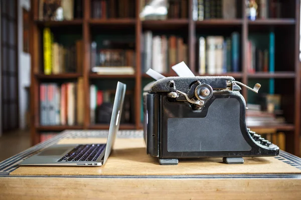 Vecchia Macchina Scrivere Vintage Ricoperta Polvere Con Foglio Carta Bianca — Foto Stock