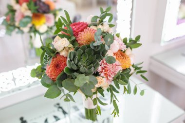 parlak düğün yaz dahlias ve gül buket