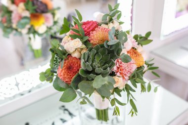 parlak düğün yaz dahlias ve gül buket