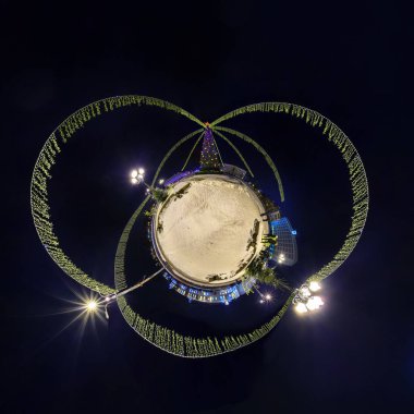 Yeni yılı küçük gezegen. Küresel hava 360 derece panorama gece görüntü bir Noel ağacı ile şenlikli bir meydanda 
