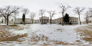 Antik medival castle yakınındaki kış panorama. Eşit aralıklı dikdörtgen projeksiyon tarafından tam küresel 360 180 derece seamless panorama. Sanal gerçeklik içeriği için loca