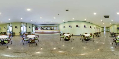 Minsk, Beyaz Rusya - Ağustos 2016: tam sorunsuz küresel panorama 360 derece açılı görünüş küçük pub kafede tiyatro. eşit aralıklı dikdörtgen projeksiyon, 360 panorama hazır Vr Ar sanal gerçeklik içeriği